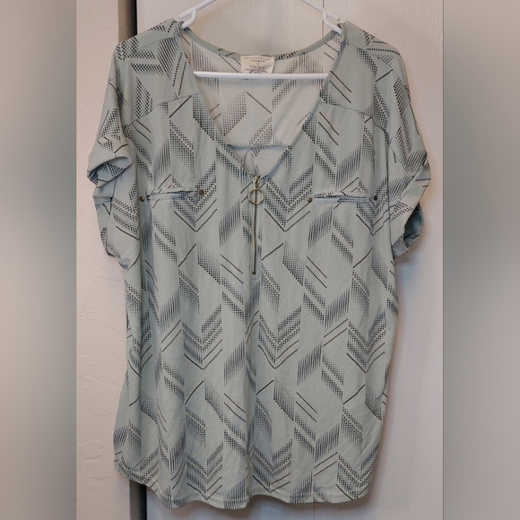 Flower & Feather Green Size 1X Top V-Neck Front Gold Zipper Blouse Short Sleeve - Picture 1 of 9